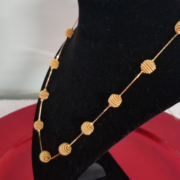 Vintage Trifari Gold-Toned Necklace With 19 Coiled Beehive Balls. 30" Long - Picture 3 of 4
